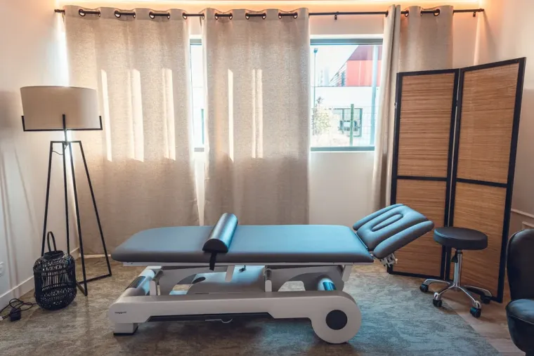 Fibromyalgie et algodystrophie, ces maladies caractérisées pour des douleurs chroniques qui isolent soulagées par l'atrapuncture, Toulouse, Marion Colus